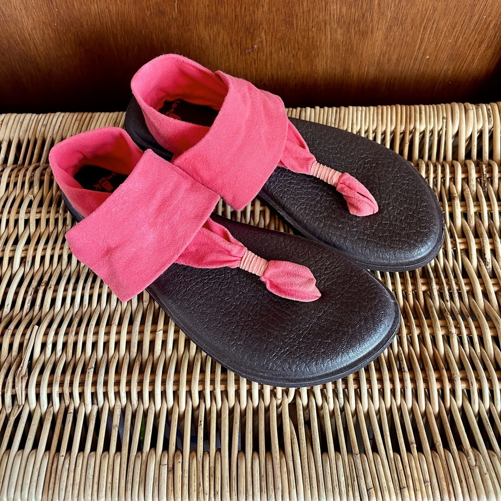 🍑 Peach Sanuk Sandals🍑
